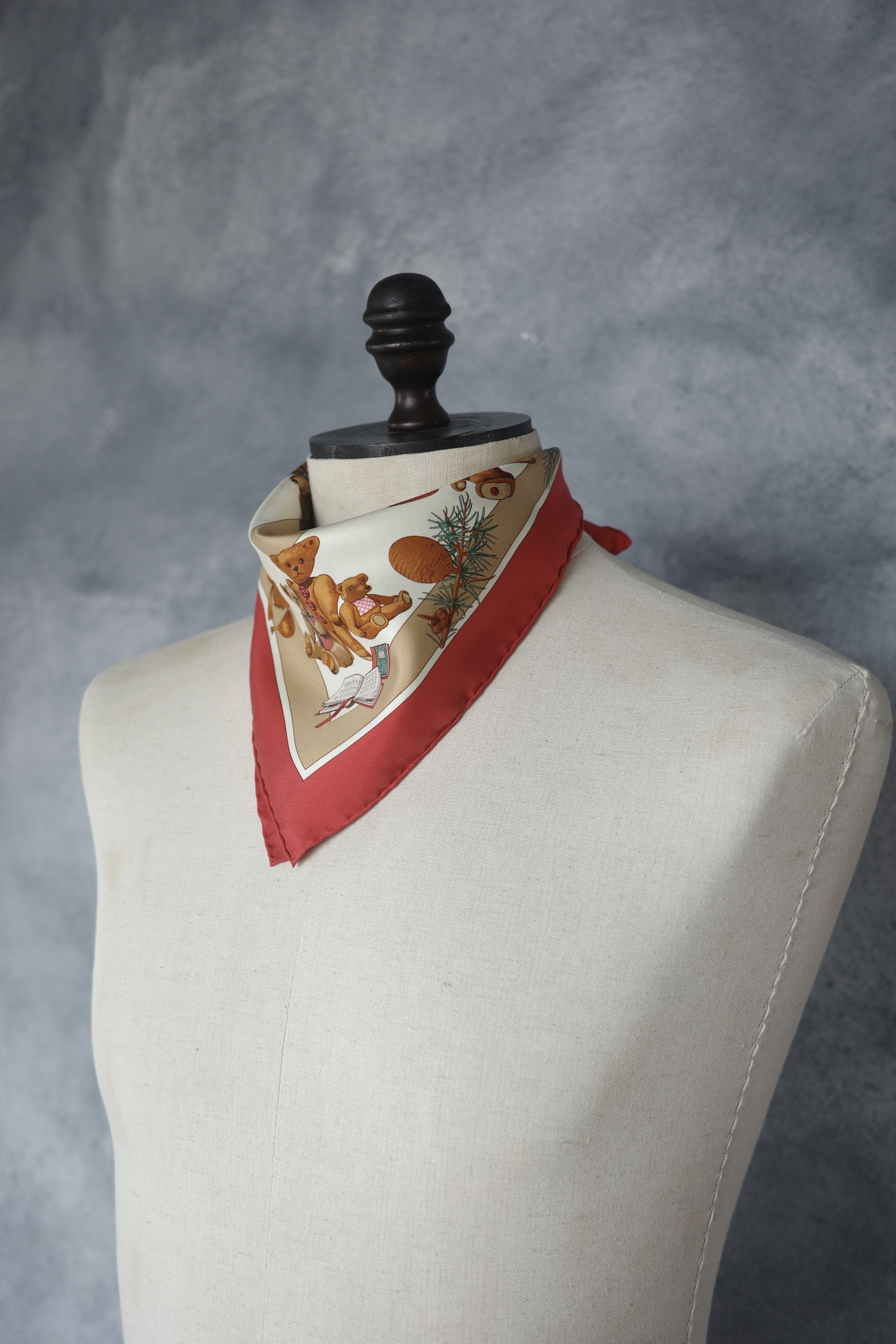 HERMÈS カレ 42  “ CONFIDENTS DES COEURS” スカーフ