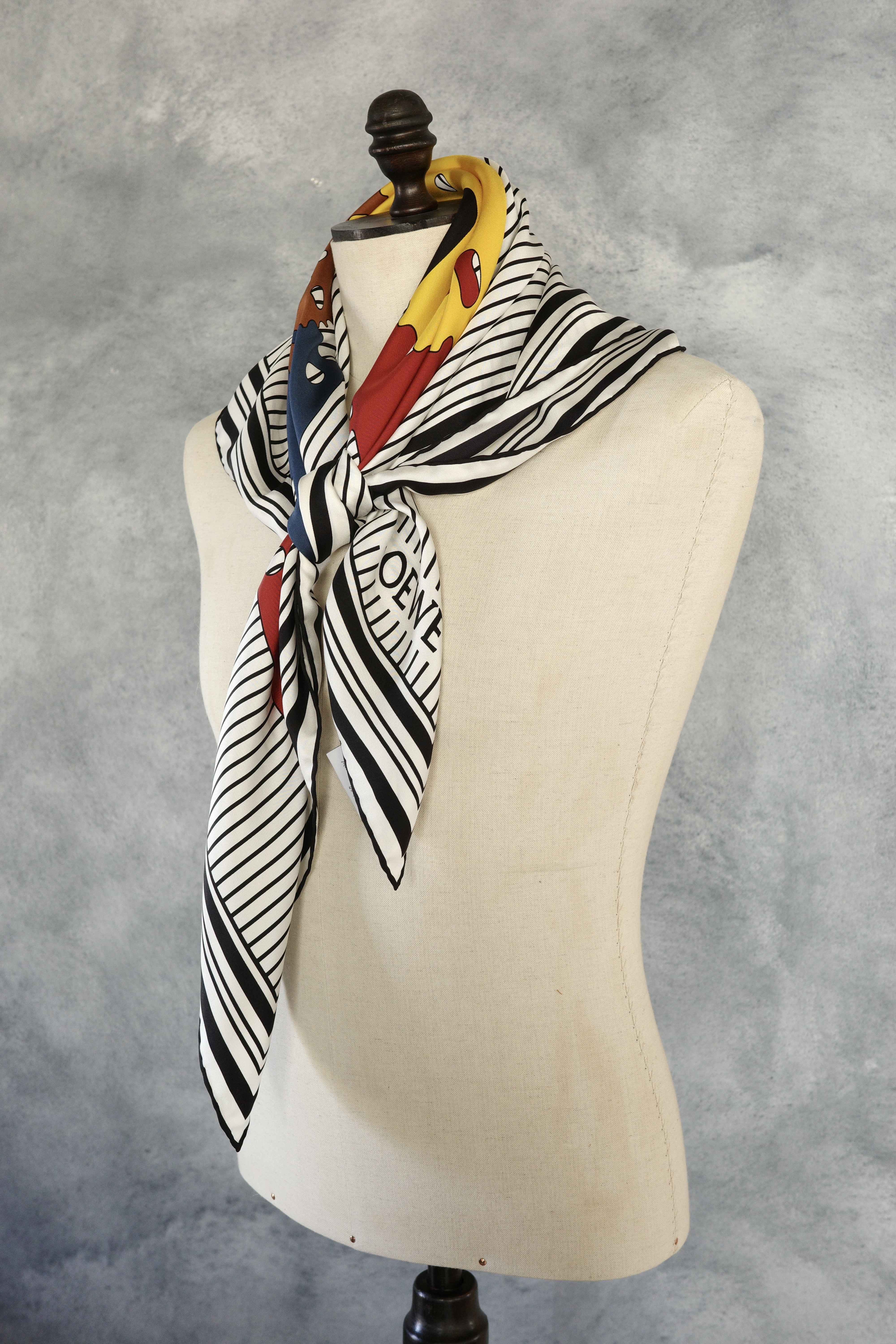 LOEWE by J.W Anderson「Meccano Pin」スカーフ